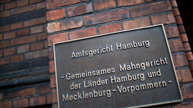 Ein Schild weist auf das Amtsgericht Hamburg hin (Archivbild): Ein Polizist muss sich vor dem Gericht verantworten.