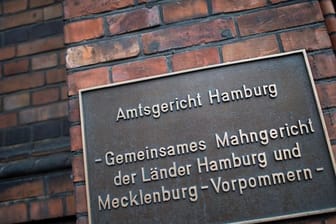 Ein Schild weist auf das Amtsgericht Hamburg hin (Archivbild): Ein Polizist muss sich vor dem Gericht verantworten.