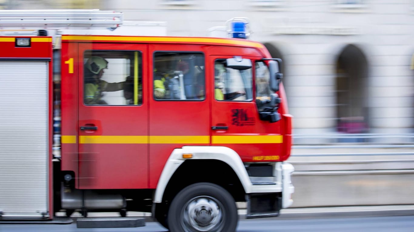 Ein Feuerwehrauto im Einsatz (Symbolbild): Bei einem Feuer wurden mindestens 14 Autos beschädigt.