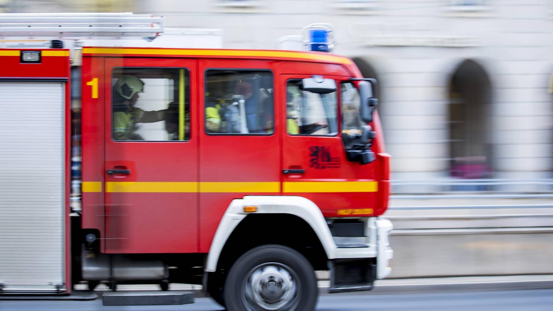 Ein Feuerwehrauto im Einsatz (Symbolbild): Bei einem Feuer wurden mindestens 14 Autos beschädigt.