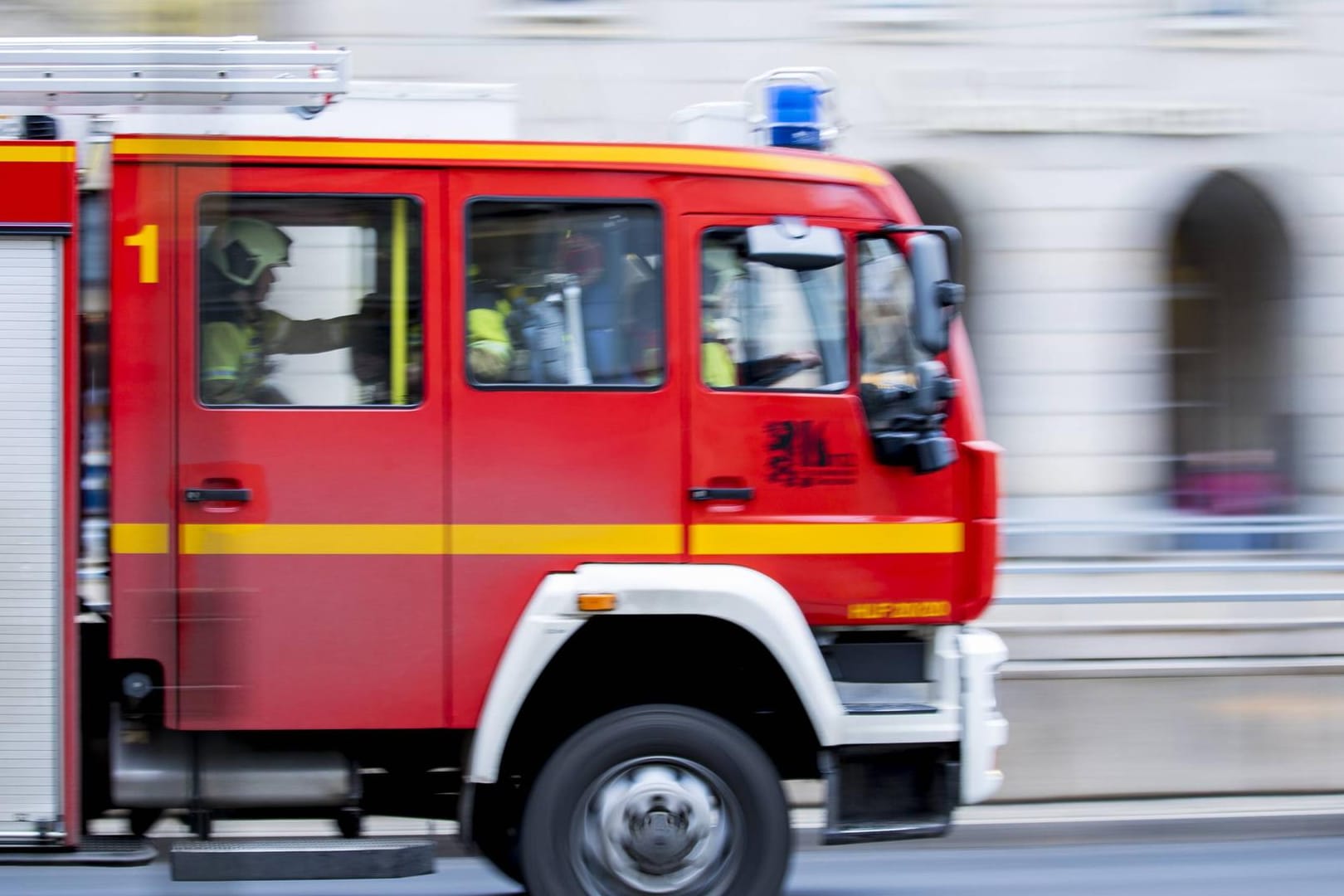 Ein Feuerwehrauto im Einsatz (Symbolbild): Bei einem Feuer wurden mindestens 14 Autos beschädigt.