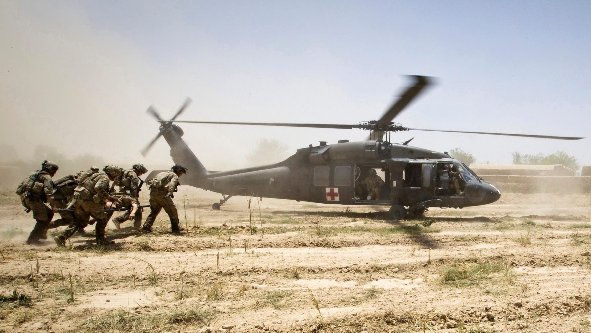 Ein verletzter US-Soldat wird zu einem Helikopter gebracht: Seit Oktober 2001 sind Nato-Soldaten in Afghanistan.