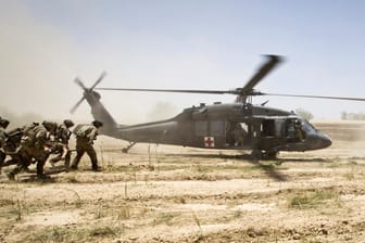 Ein verletzter US-Soldat wird zu einem Helikopter gebracht: Seit Oktober 2001 sind Nato-Soldaten in Afghanistan.