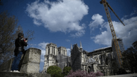 Paris: Handwerker wirken auf der Baustelle von Notre-Dame