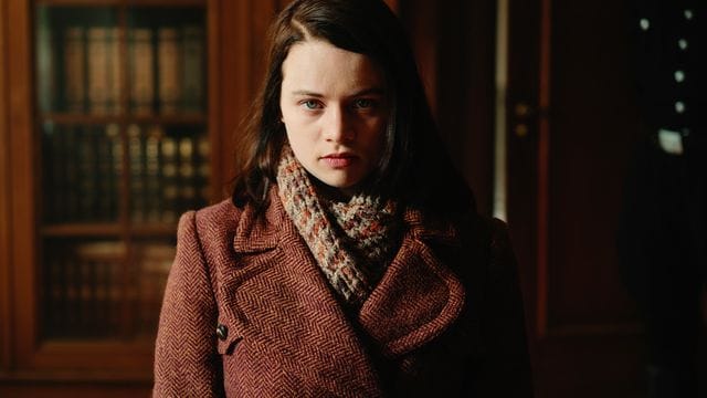 Sophie Scholl (Luna Wedler) wurde beim Verteilen von Flugblättern erwischt.