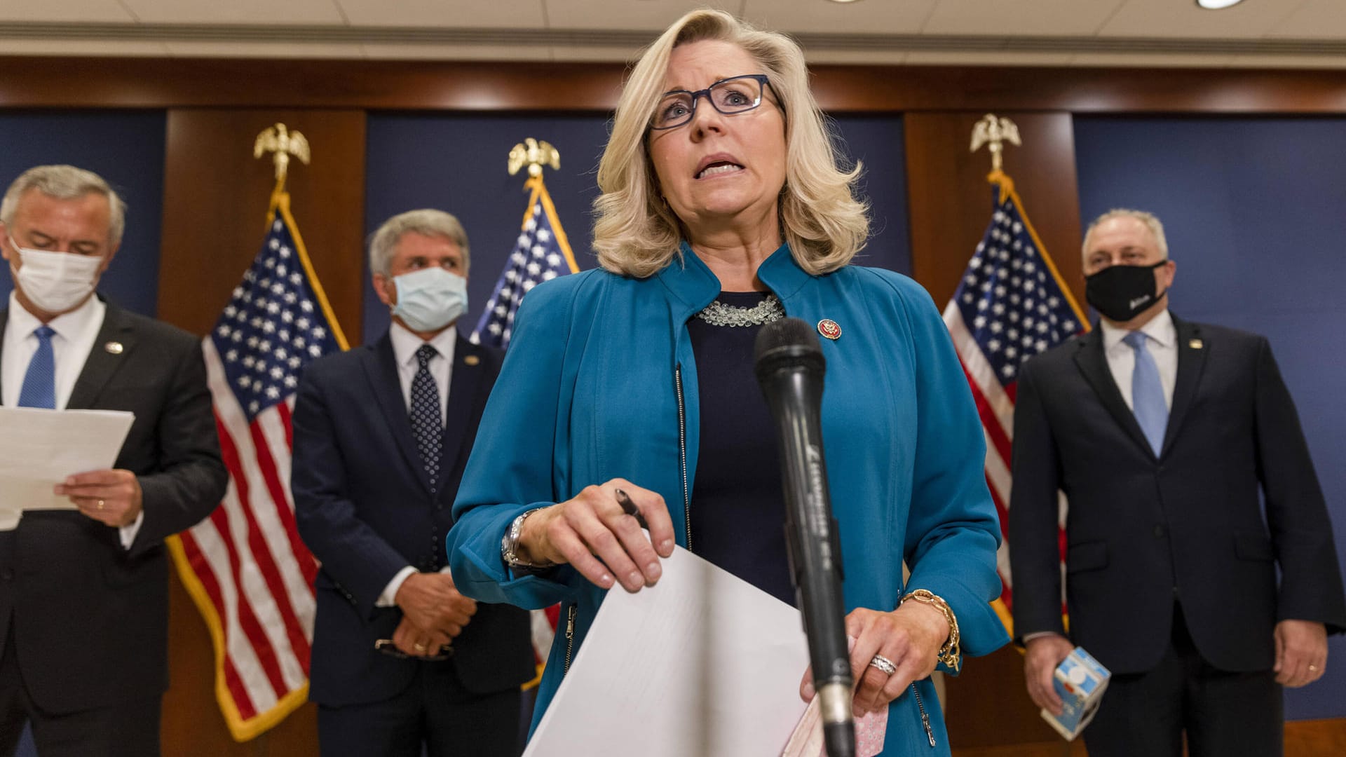Liz Cheney spricht vor Pressevertretern am Kapitol. Sie ist eine der schärfsten Trump-Kritik.