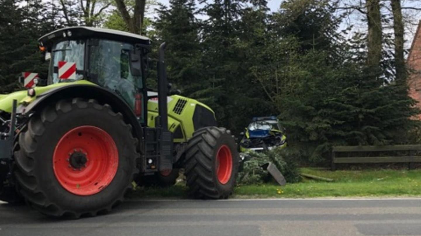 Der Traktor vor dem Streifenwagen: Weshalb der Treckerfahrer so ausrastete, ist noch unklar.