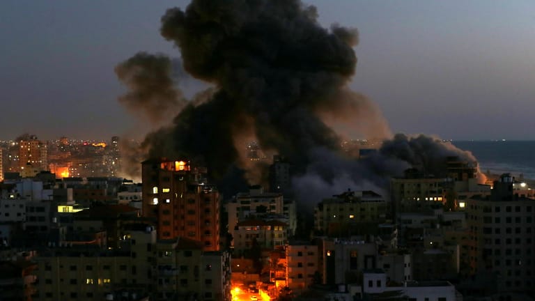 Nach israelischen Luftangriffen: Dichter Rauch steigt am Dienstagabend über dem Zentrum von Gaza-Stadt auf.