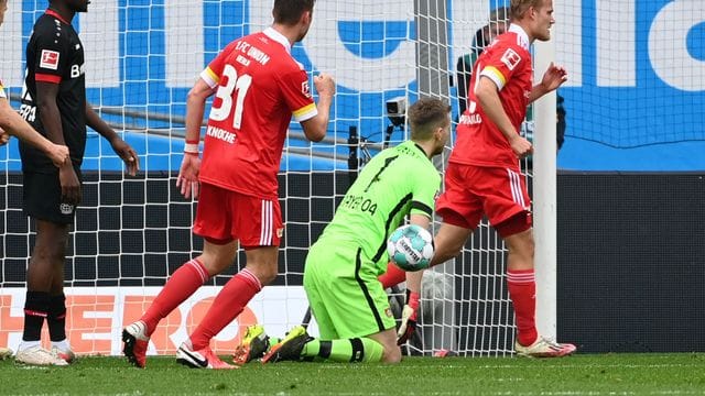 Joel Pohjanpalo (r) sorgte mit seinem Tor für einen Union-Punkt in Leverkusen. Joel Pohjanpalo (r) sorgte mit seinem Tor für einen Union-Punkt in Leverkusen.