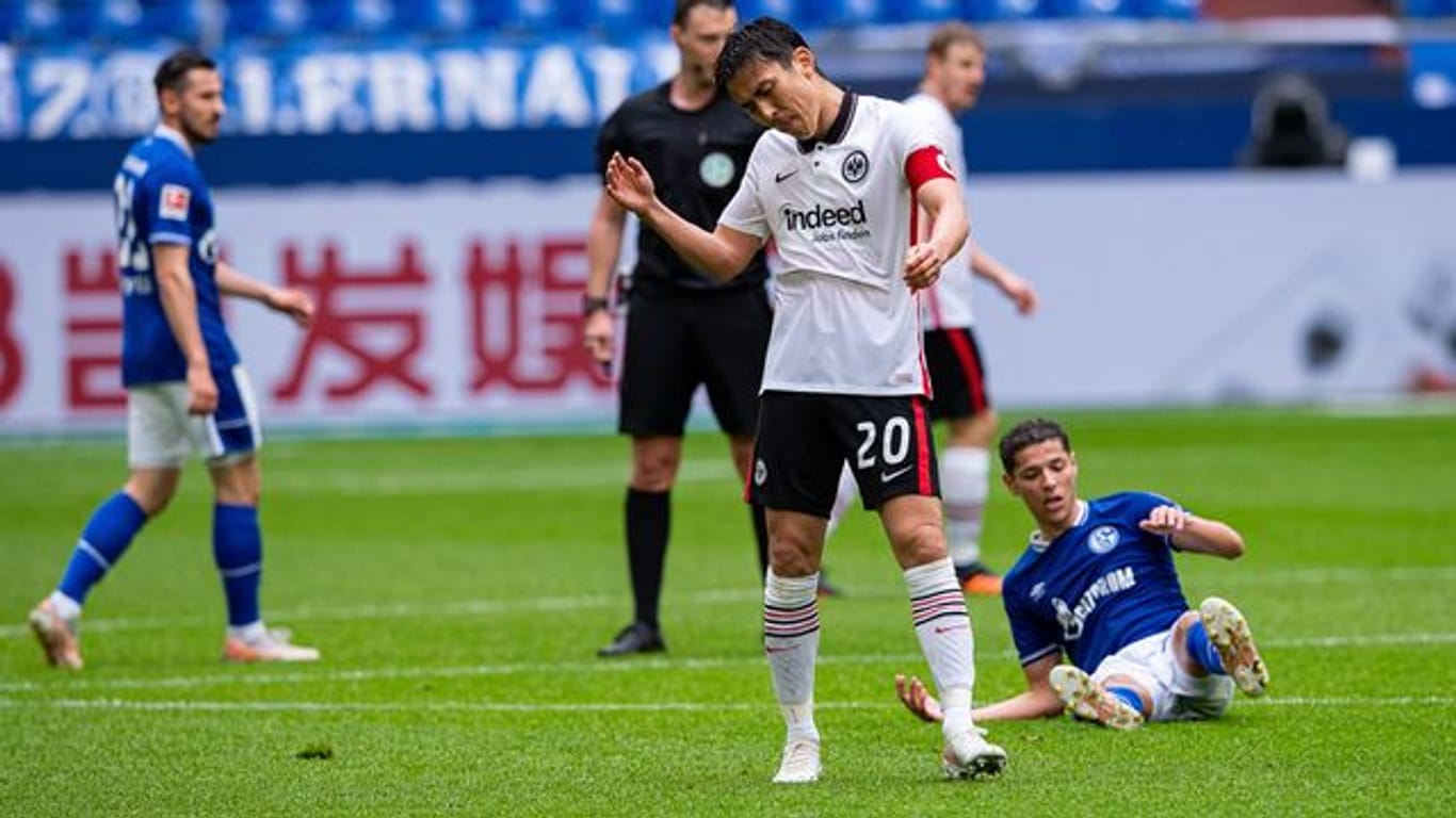 Frustriert: Makoto Hasebe nach der Frankfurter Niederlage auf Schalke.