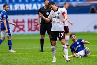 Frustriert: Makoto Hasebe nach der Frankfurter Niederlage auf Schalke.