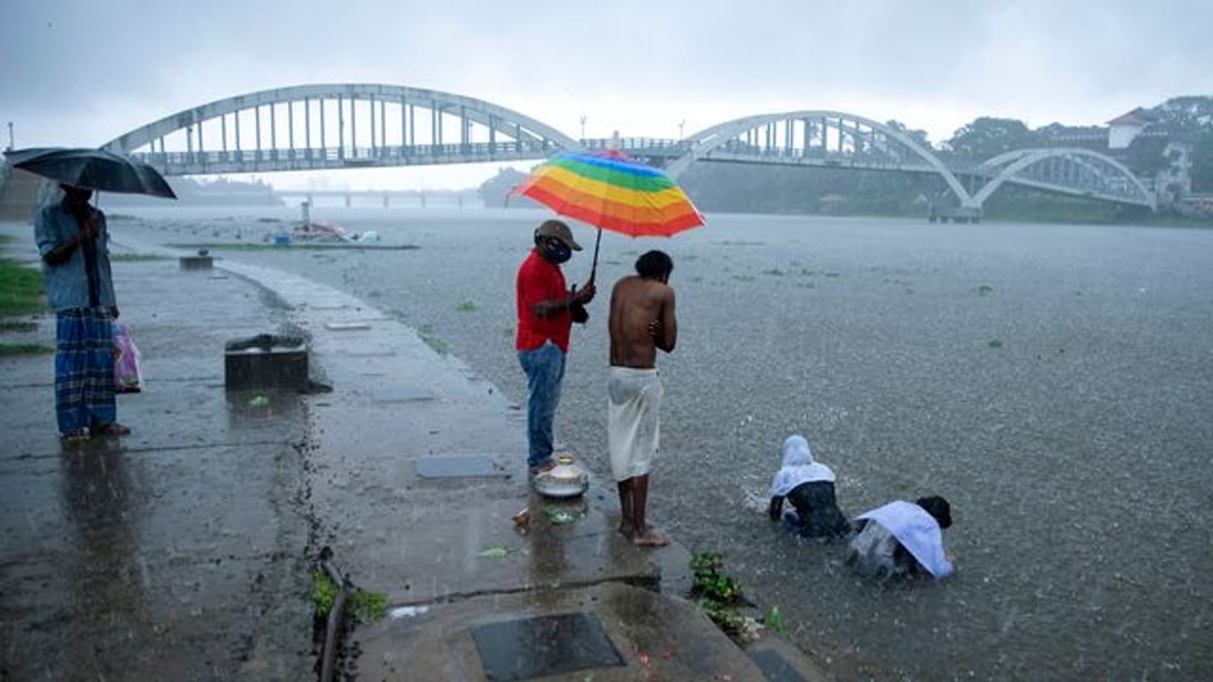 Ein Zyklon ist an der Westküste Indiens entlanggezogen und hat Menschenleben gefordert und für Verwüstung gesorgt.