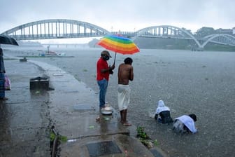 Ein Zyklon ist an der Westküste Indiens entlanggezogen und hat Menschenleben gefordert und für Verwüstung gesorgt.
