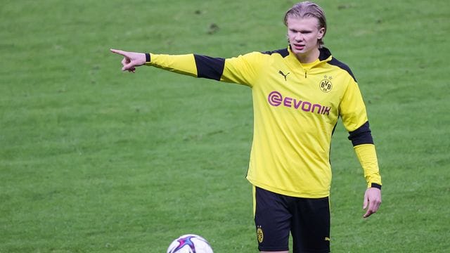 Topstürmer Erling Haaland spielt laut Sportdirektor Zorc auch in der nächsten Saison beim BVB. Topstürmer Erling Haaland spielt laut Sportdirektor Zorc auch in der nächsten Saison beim BVB.