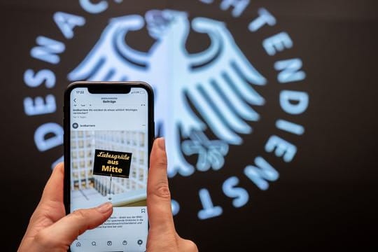 Fast ein Agenten-Klassiker: "Liebesgrüße aus Mitte", gesendet vom BND auf Instagram.