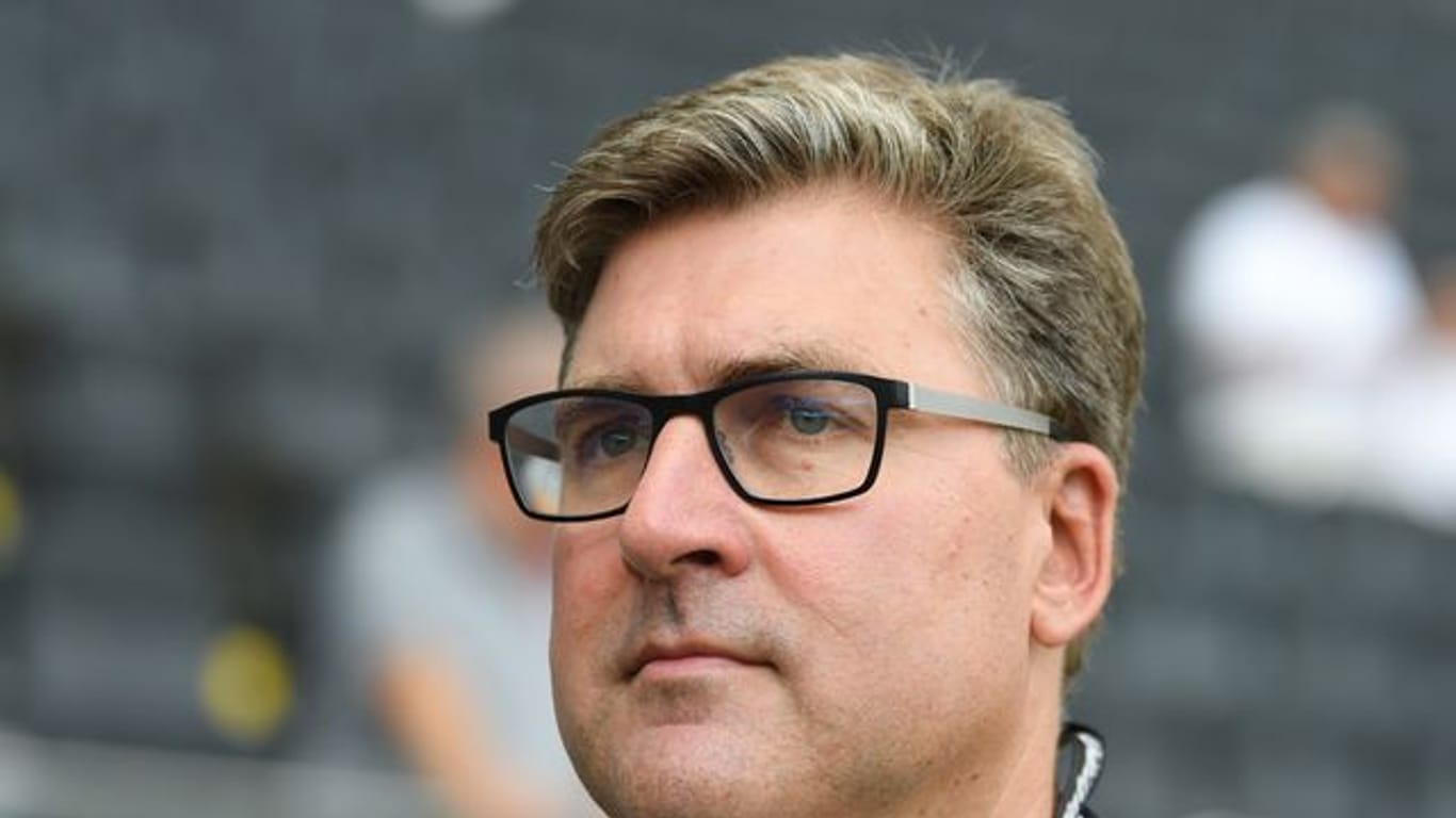 Eintracht Frankfurts Vorstandssprecher Axel Hellmann nennt die verpasste Qualifikation für die Champions League eine "Blamage".