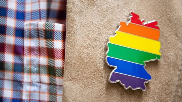 Anstecker mit dem Umriss von Deutschland in Regenbogenfarben.