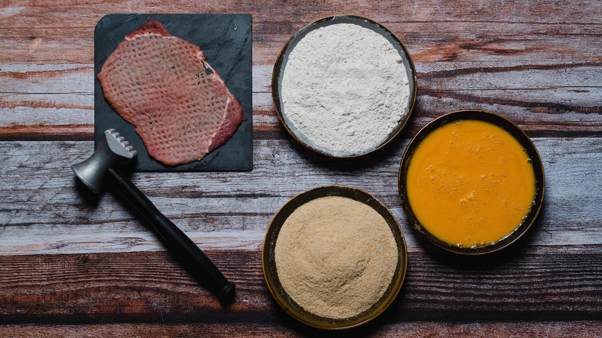 Schnitzel: Das Schnitzelfleisch sollte vergleichsweise fettlos und nicht dicker als ein halber Zentimeter sein. Für eine tolle Panade badet es erst in Mehl, dann in leicht verquirltem Ei und schließlich in Bröseln vom Bäcker.