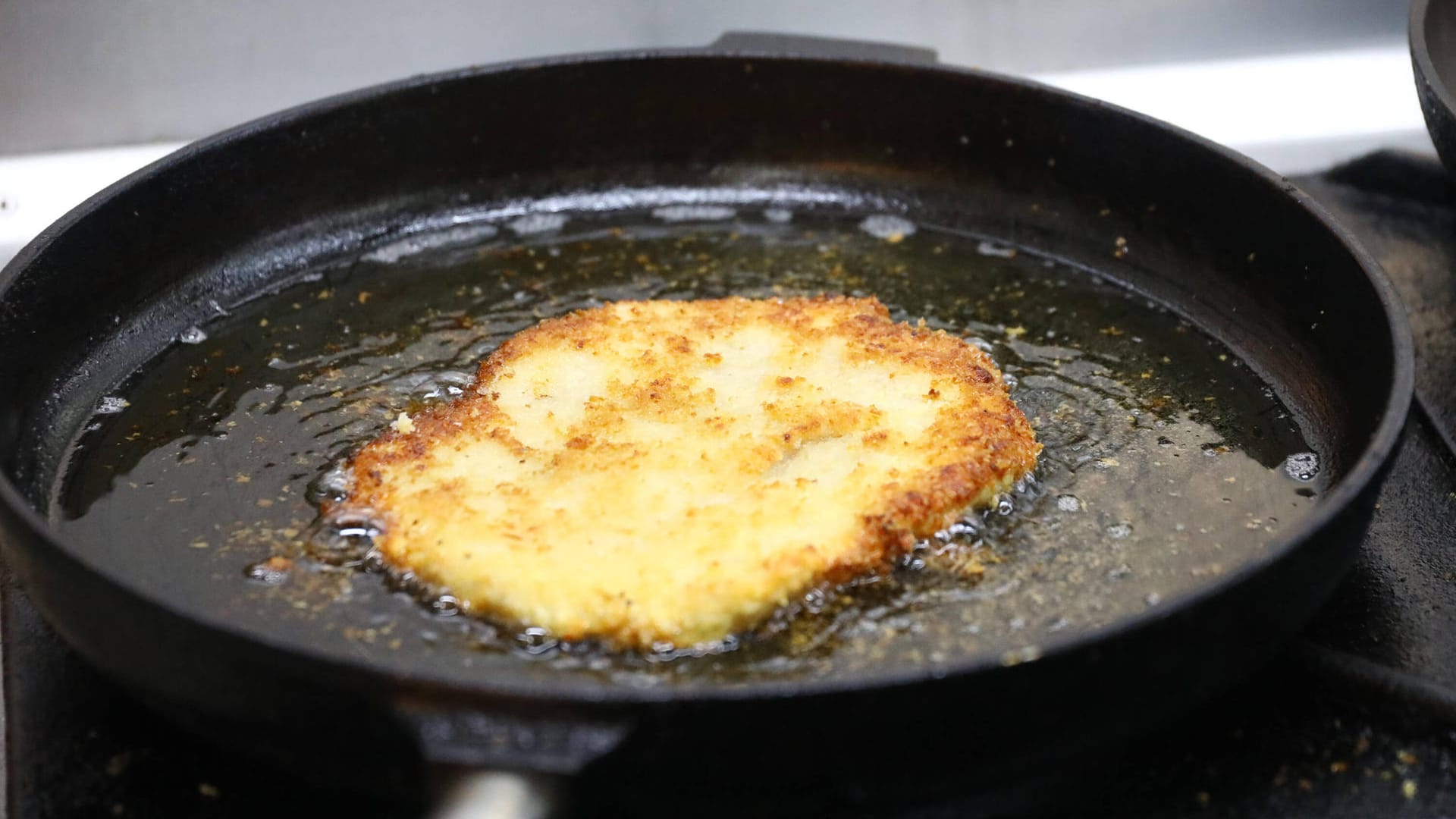 Schnitzel: Es ist fertig, wenn es von beiden Seiten goldgelb gebacken ist.