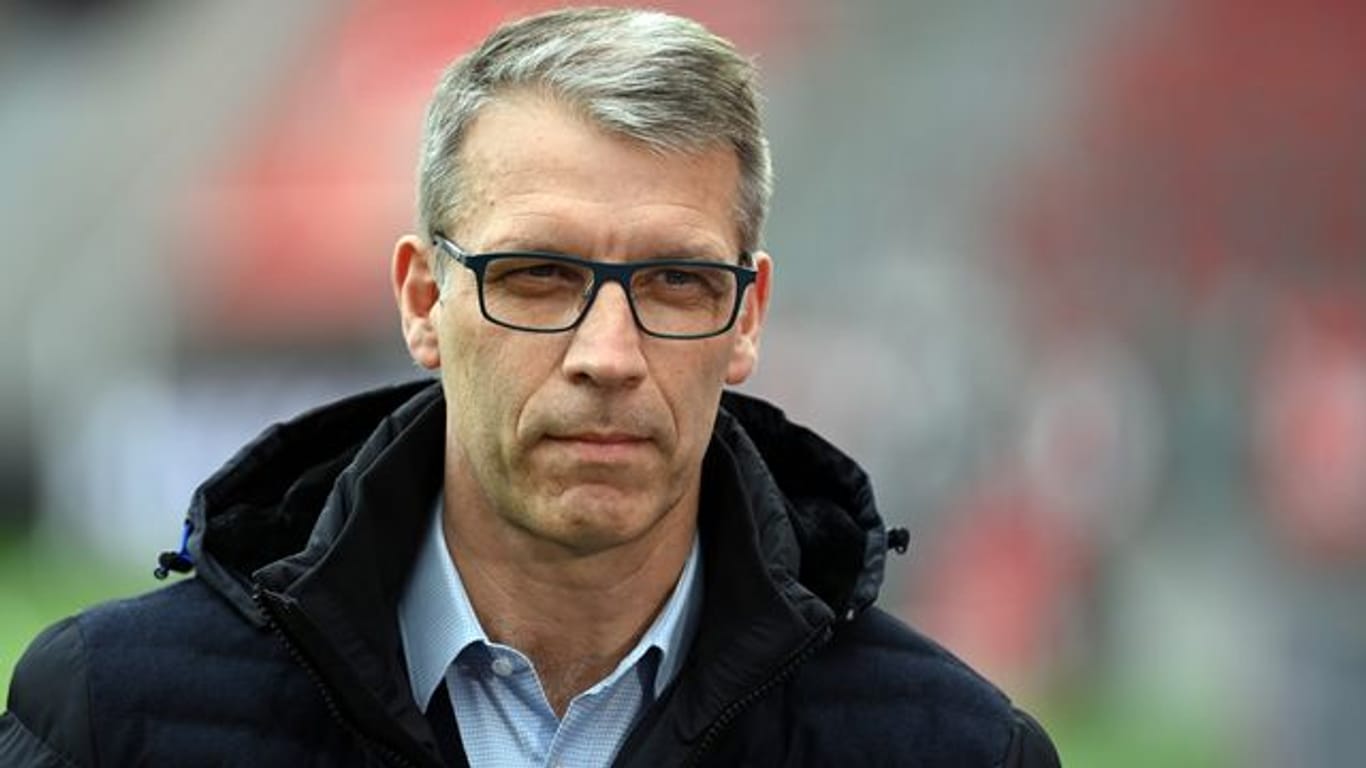 Peter Knäbel stellt den Schalke-Kader neu auf.