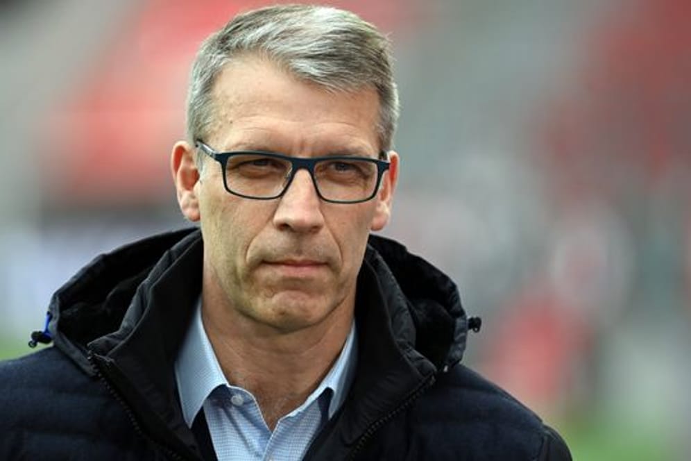 Peter Knäbel stellt den Schalke-Kader neu auf.