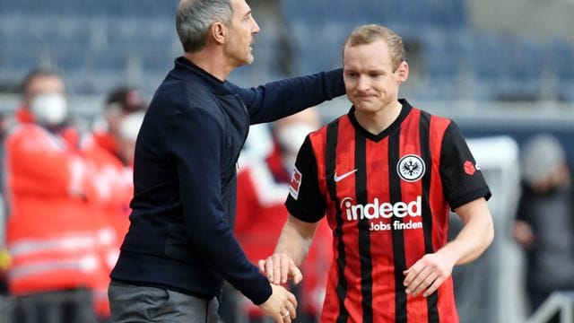 Kann den Weggang von Eintracht-Trainer Adi Hütter (l) nicht ganz nachvollziehen: Sebastian Rode. Kann den Weggang von Eintracht-Trainer Adi Hütter (l) nicht ganz nachvollziehen: Sebastian Rode.