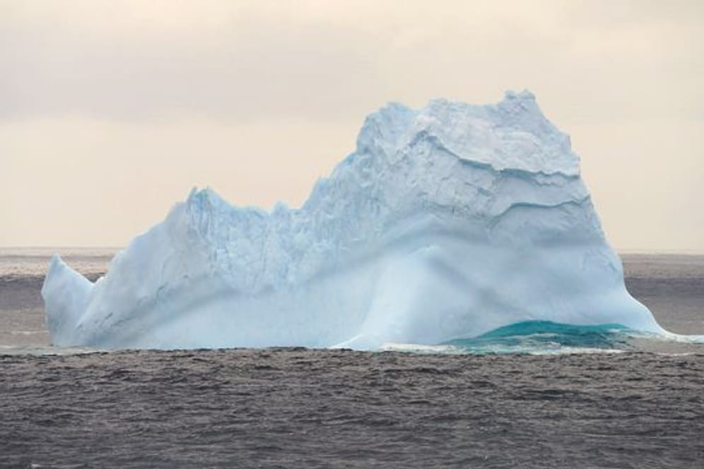 Ein Eisberg im südlichen Ozean.