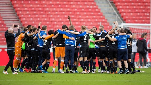 Elfmal blieb Arminia Bielefeld ohne Gegentor - Lohn: Vereinsrekord und Klassenerhalt. Elfmal blieb Arminia Bielefeld ohne Gegentor - Lohn: Vereinsrekord und Klassenerhalt.