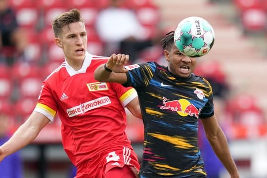 Muss zurück zum FC Freiburg: Unions Nico Schlotterbeck (l).