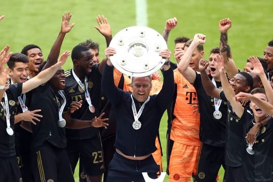Der scheidende Bayern-Trainer Hansi Flick mit der Meisterschale.