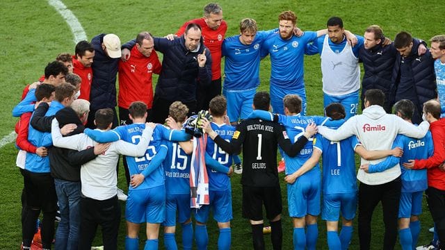 Noch auf dem Kölner Rasen schwört Holstein-Coach Ole Werner seine Spieler auf das Rückspiel in Kiel ein. Noch auf dem Kölner Rasen schwört Holstein-Coach Ole Werner seine Spieler auf das Rückspiel in Kiel ein.