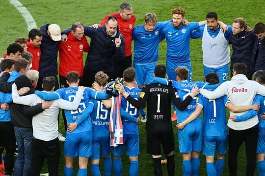 Noch auf dem Kölner Rasen schwört Holstein-Coach Ole Werner seine Spieler auf das Rückspiel in Kiel ein.