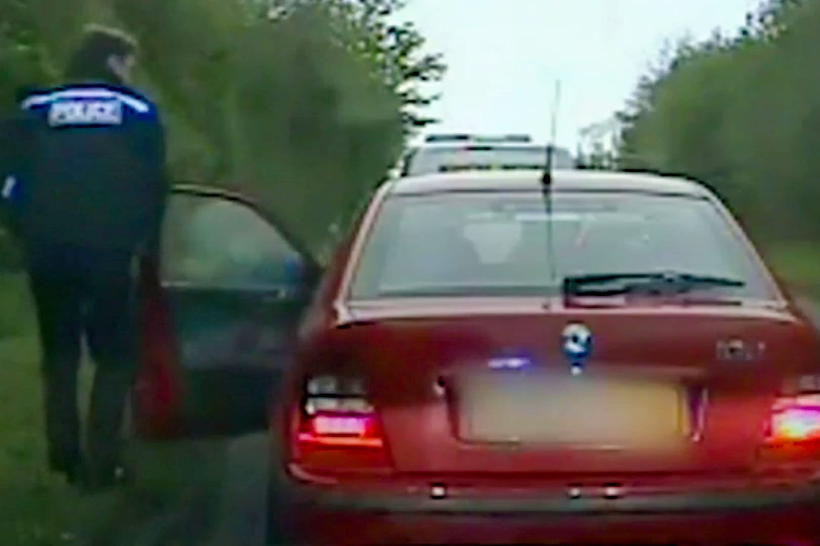 Polizist findet neun Menschen in einem Auto.