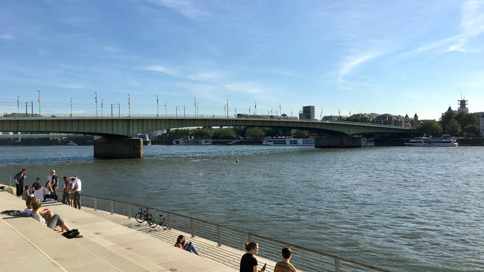 Das Rheinufer in Deutz: Die schäl Sick bietet einen fantastischen Blick auf Köln.