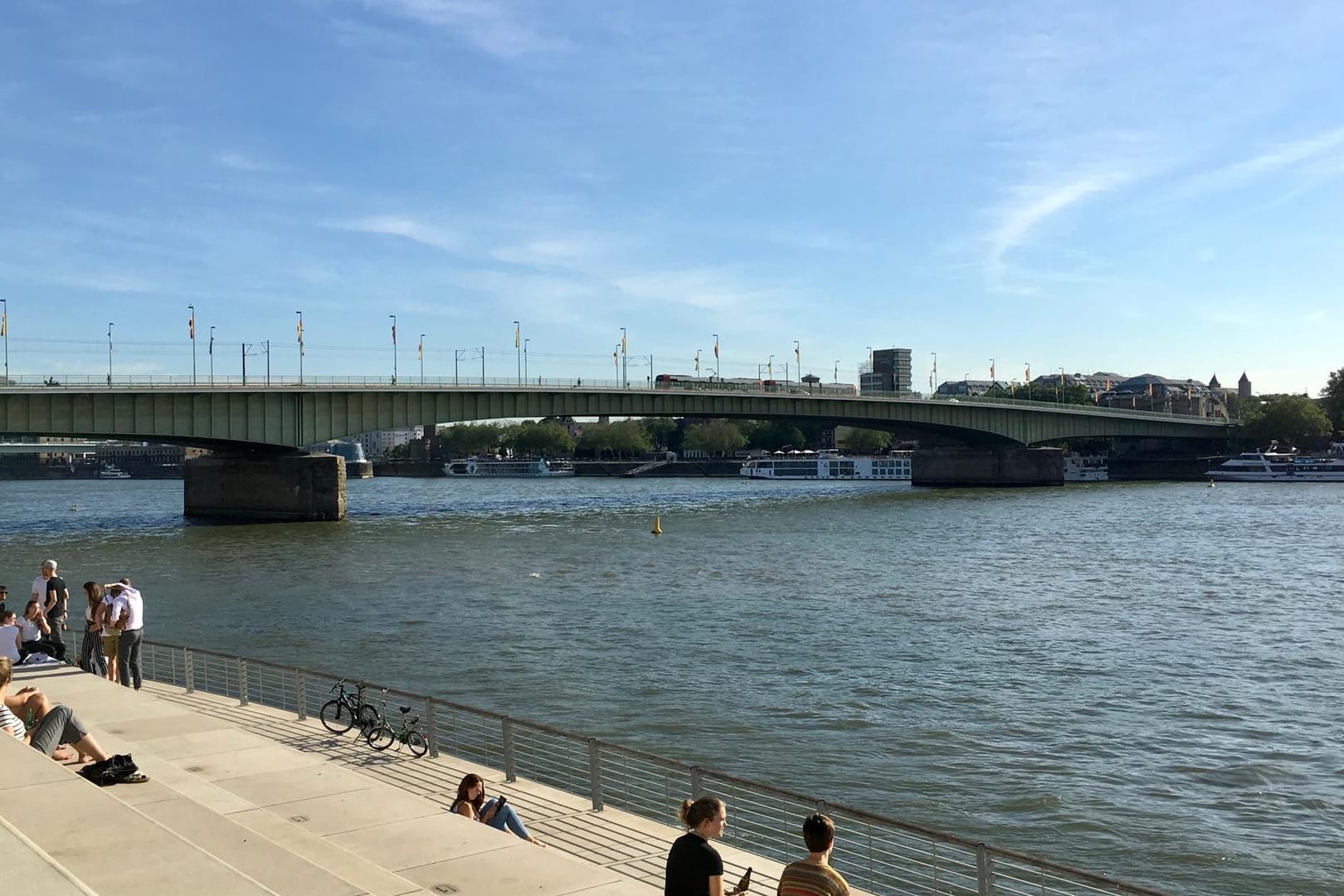 Das Rheinufer in Deutz: Die schäl Sick bietet einen fantastischen Blick auf Köln.