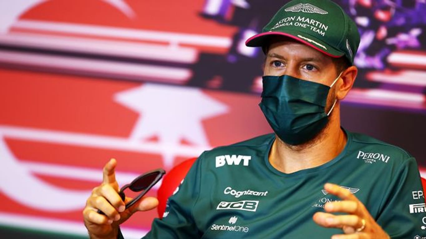 Will den Schwung aus Monaco mit nach Baku nehmen: Sebastian Vettel nimmt an einer Pressekonferenz in Baku teil.