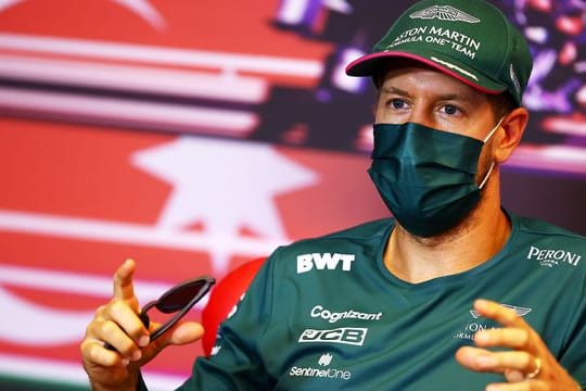 Will den Schwung aus Monaco mit nach Baku nehmen: Sebastian Vettel nimmt an einer Pressekonferenz in Baku teil.