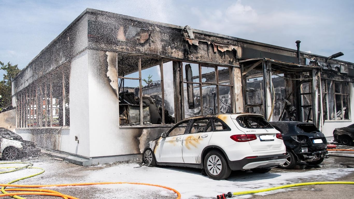 Verbrannte Fahrzeuge stehen vor der zerstörten Werkstatt des Automobil-Herstellers Mercedes-Benz in München: Bei dem Feuer ist ein hoher Sachschaden entstanden und es wurden zwei Menschen leicht verletzt.