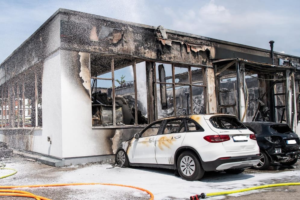 Verbrannte Fahrzeuge stehen vor der zerstörten Werkstatt des Automobil-Herstellers Mercedes-Benz in München: Bei dem Feuer ist ein hoher Sachschaden entstanden und es wurden zwei Menschen leicht verletzt.