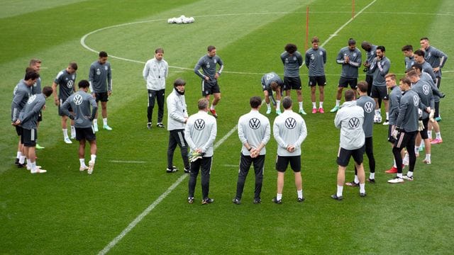 Bundestrainer Joachim Löw (M) spricht während des Trainings zur Mannschaft. Bundestrainer Joachim Löw (M) spricht während des Trainings zur Mannschaft.