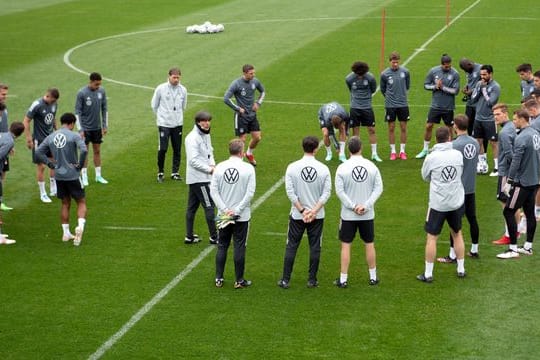 Bundestrainer Joachim Löw (M) spricht während des Trainings zur Mannschaft.