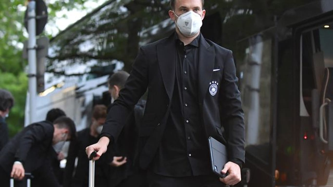 Der Torwart der deutschen Nationalmannschaft hat das "Home Ground" genannte EM-Quartier bereits begutachtet: Manuel Neuer steigt aus dem Team-Bus.