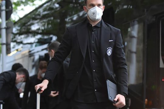 Der Torwart der deutschen Nationalmannschaft hat das "Home Ground" genannte EM-Quartier bereits begutachtet: Manuel Neuer steigt aus dem Team-Bus.