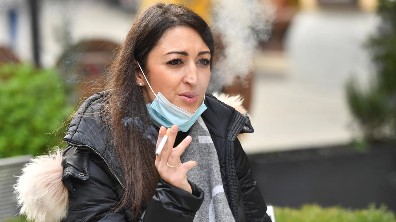 Eine Frau beim Rauchen (Symbolbild): Die Tabaksteuer steigt ab 2022 deutlich.