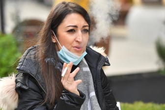 Eine Frau beim Rauchen (Symbolbild): Die Tabaksteuer steigt ab 2022 deutlich.