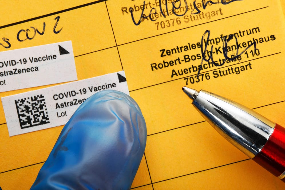 Eintrag einer Covid-19-Impfung im gelben Impfbuch: Verbirgt sich hinter dem Mini-QR-Code schon das digitale Impfzertifikat? Leider nein!