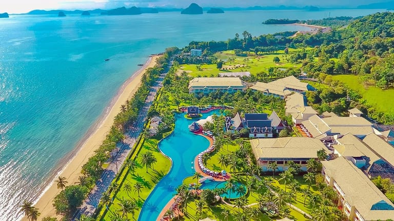 Luftaufnahme des Fünf-Sterne-Hotels an der Südwest-Küste Thailands.