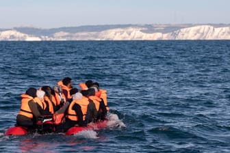 Migranten und Geflüchtete fahren mit einem Schlauchboot nach Großbritannien (September 2020): Seit Beginn der Corona-Pandemie ist die Zahl der Überfahrten extrem gestiegen.