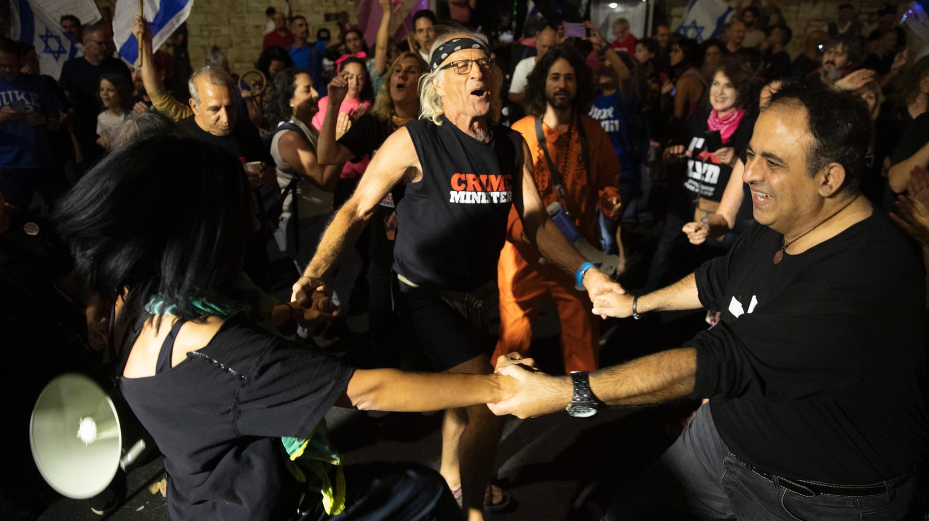 Jerusalem: Israelische Demonstranten tanzen und jubeln während einer Demonstration gegen den israelischen Ministerpräsidenten Netanjahu. Jerusalem: Israelische Demonstranten tanzen und jubeln während einer Demonstration gegen den israelischen Ministerpräsidenten Netanjahu.