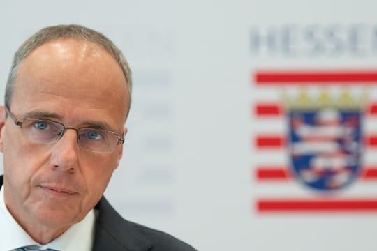 Peter Beuth: Hessens Innenminister bestätigte im Landtag die Zahl von insgesamt 49 beteiligten Beamten.
